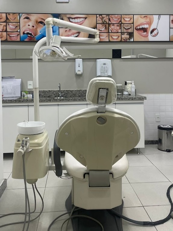 Foto da sala de consultório com o aparelho e imagens de procedimentos.