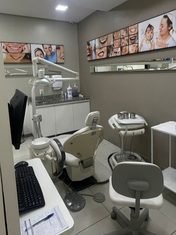 Foto da sala de consultório com o aparelho e imagens de procedimentos.