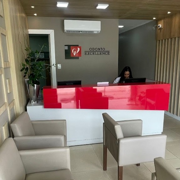 foto da sala de atendimento com funcionaria para atendimento.